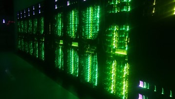 Superdatorn kebnekaise i ett grönt skimmer