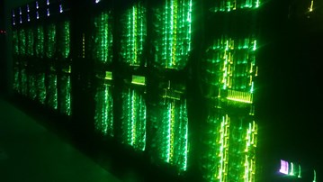Superdatorn kebnekaise i ett grönt skimmer