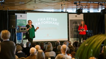 Fika efter en forskare, Kajscenen i Väven