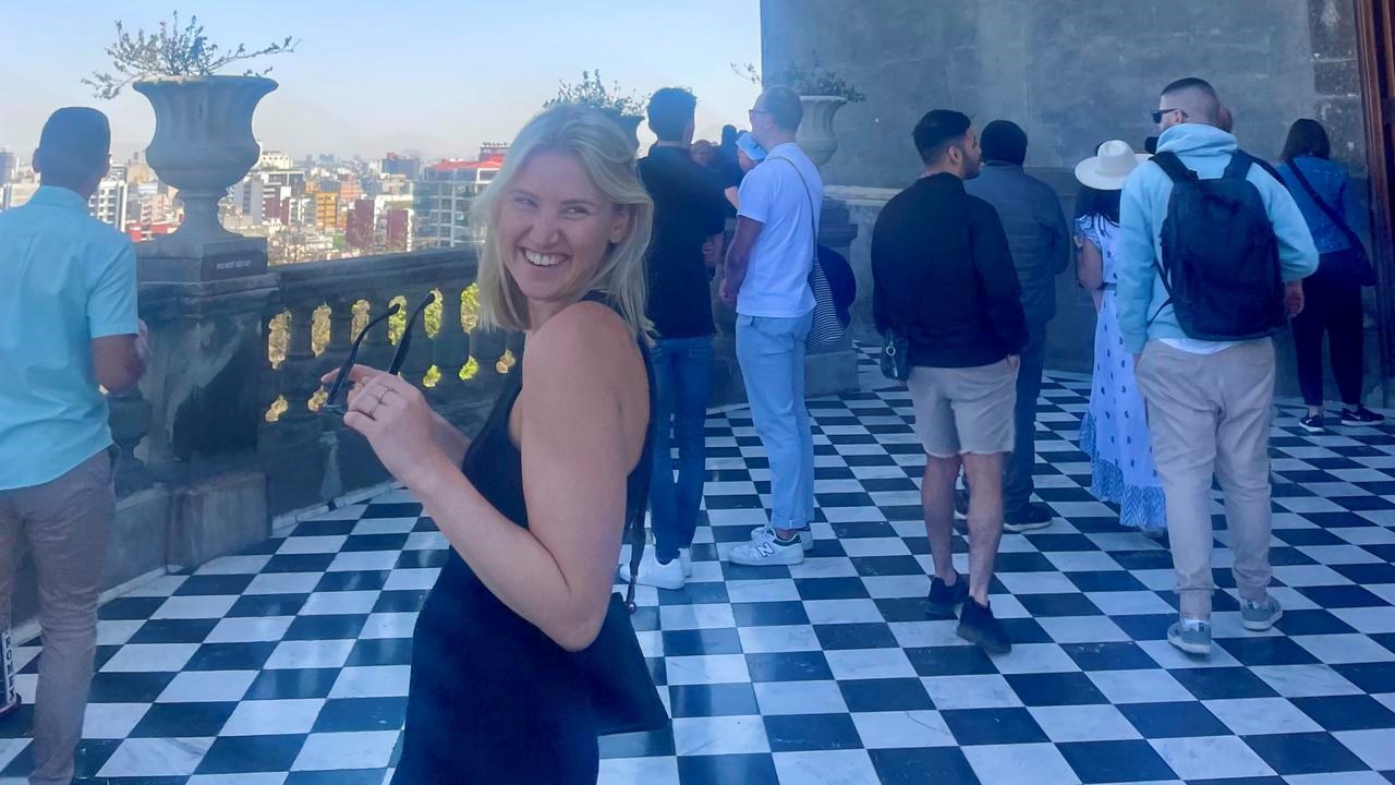 Student Mirjam Karlsson standing on an outside terrasse overlooking a city in Mexico.