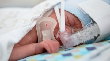 Nyfödd bebis med cpap.