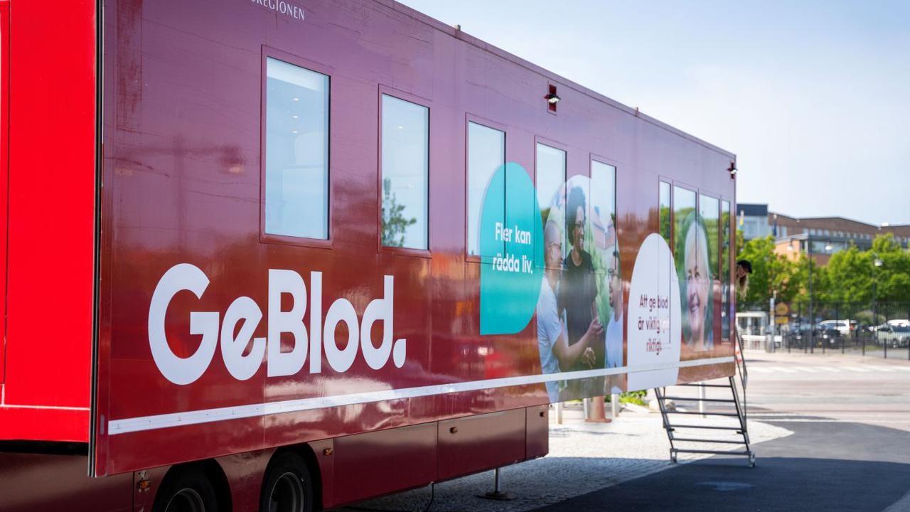 The blood donation bus on Campus Ume&aring;