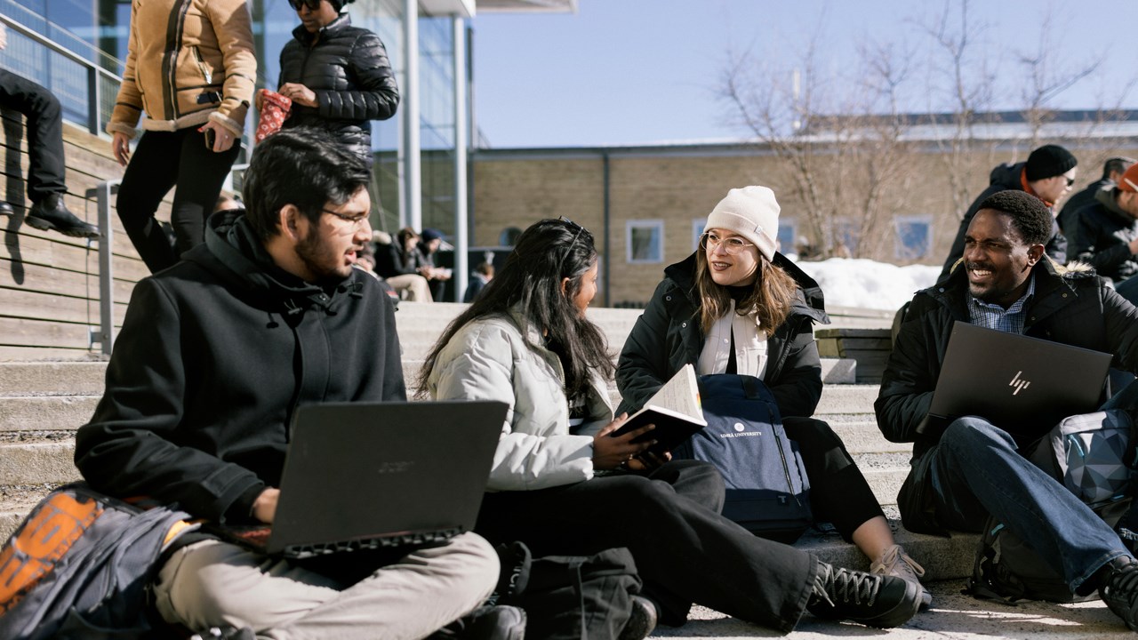 Internationella studenter utanför Lindellhallen.