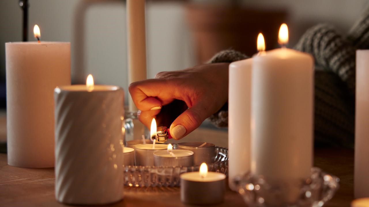 Person t&auml;nder ljus