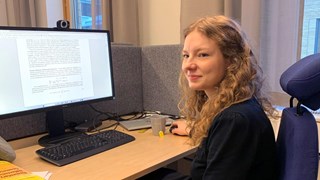 Bild på Emma Andersdotter Svensson, doktorand på Institutionen för matematik och matematisk statistik vid sin arbetsplats
