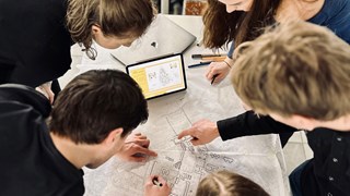 Studenter skissar i grupp