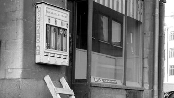 Kondomautomat utanför Nils Adamssons sjukvårdsaffär, 1969.