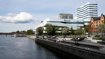 Byggnader vid älven i Umeå