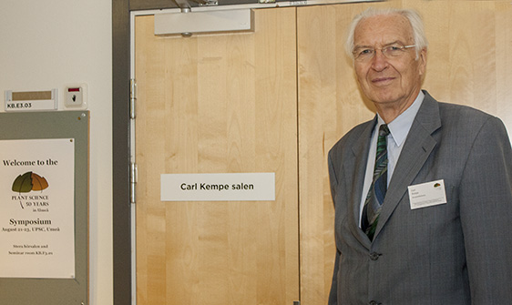 Carl Kempe in front of Carl Kempe salen