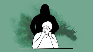 En bekymrad person sitter framför en svart siluett.
