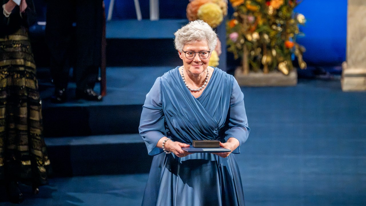 Anne L’Huillier efter att ha tagit emot sitt pris av H.M. Kung Carl XVI Gustaf av Sverige på Konserthuset Stockholm den 10 december 2023