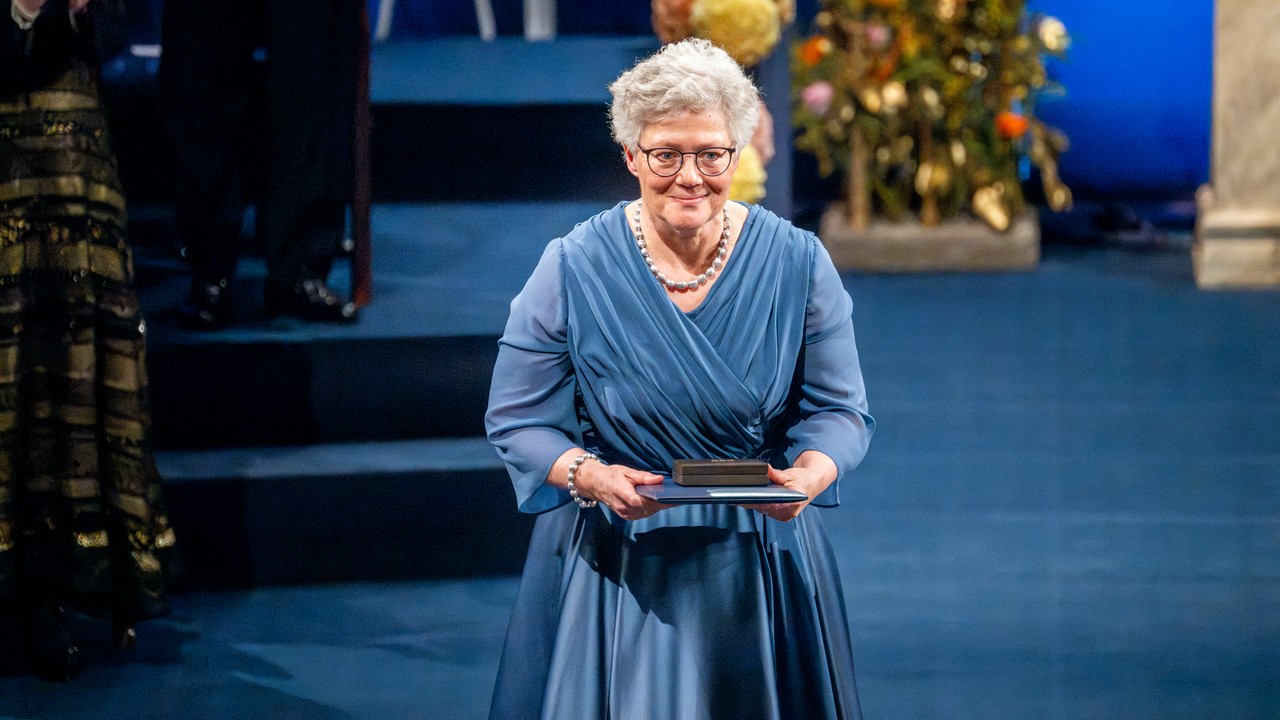 Anne L’Huillier efter att ha tagit emot sitt pris av H.M. Kung Carl XVI Gustaf av Sverige på Konserthuset Stockholm den 10 december 2023