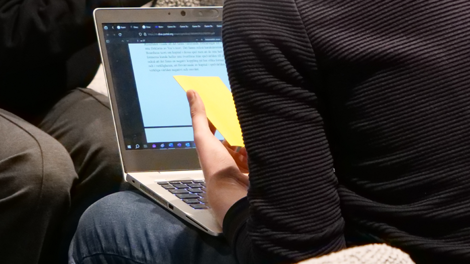 En grupp människor som sitter bredvid varandra.
