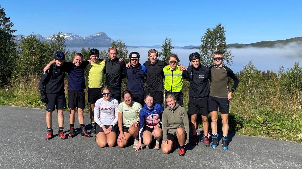 Gruppfoto p&aring; LKC-studenter under tr&auml;ningsl&auml;ger i Hemavan.