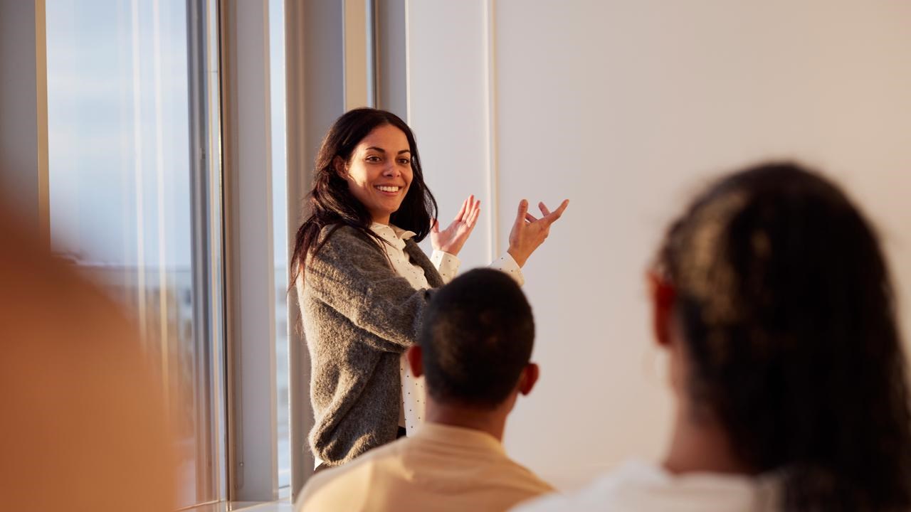 student som talar inför kurskamrater