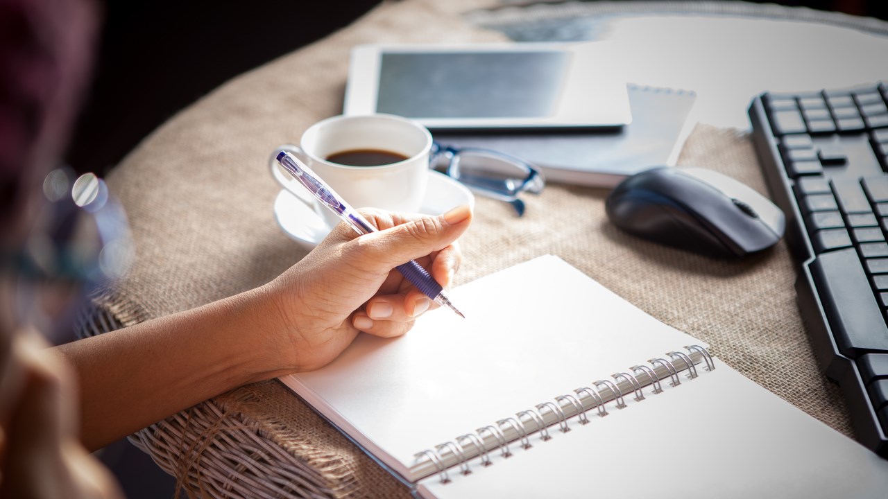 Person som jobbar vid datorn hemifrån.