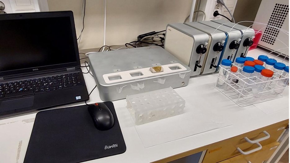 Quartz Crystal Microbalance with Dissipation monitoring (QCM-D)