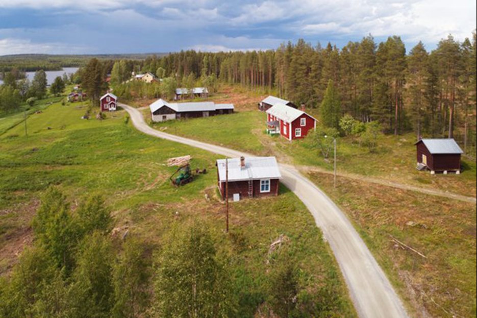 Flygperspektiv på en glesbygdsbebyggelse i Norrbotten