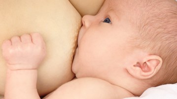 SPädbarn suger mammas bröst