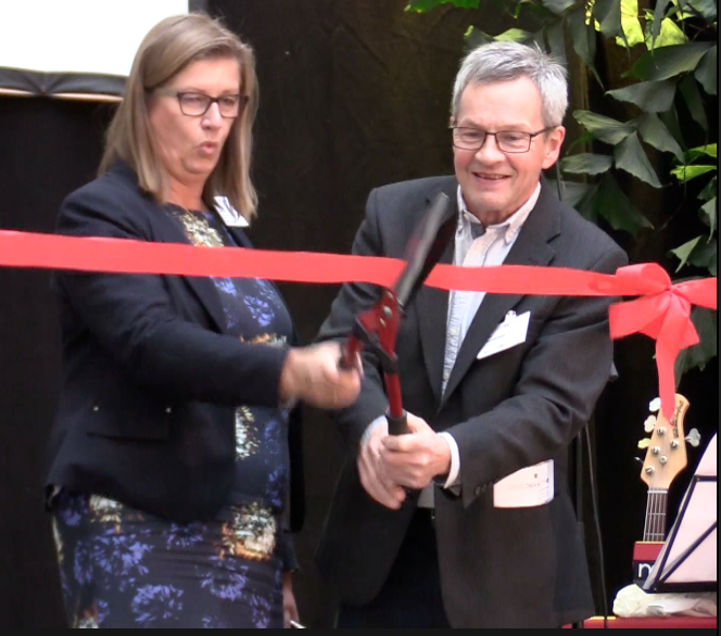 Pro-Vice-Chancellor Katrine Riklund and KBC's scientific coordinator Per Gardeström are cutting the ribbon to inaugurate the KBC Focus Environment.