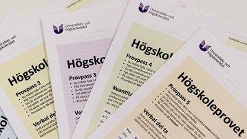 Högskoleprov som ligger på ett bord.