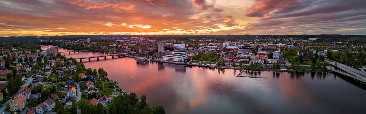 Panoramavy över Umeå stad och älven.