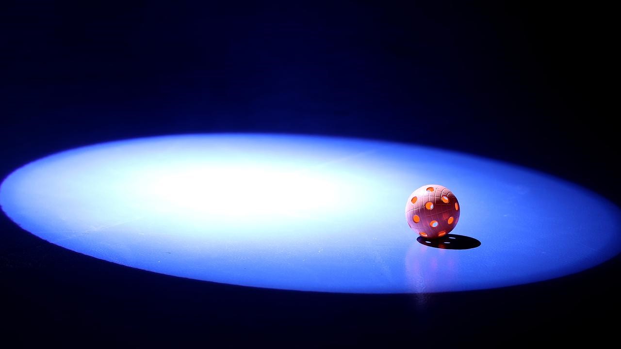 Innebandyboll i rampljus