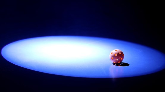 innebandyboll i rampljus