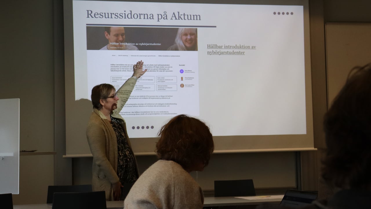 Jenny Nilsson presenterar  den digitala resursen Dialogduken.