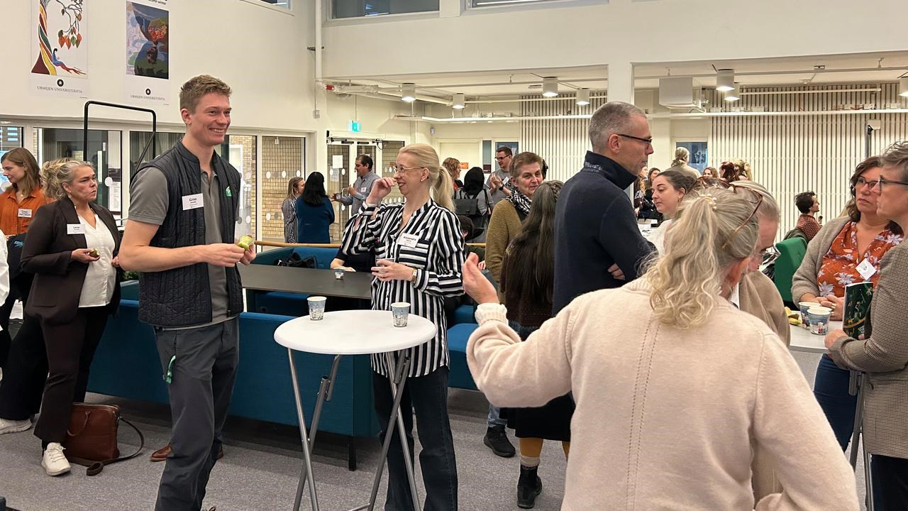 Minglande personer under konferens.