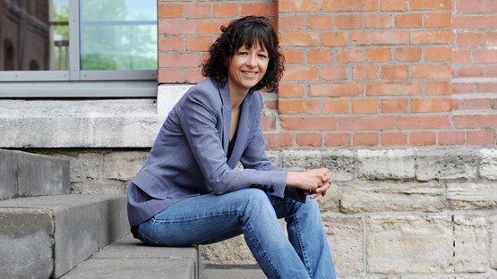 Porträtt av Emmanuelle Charpentier, hedersdoktor vid Umeå universitet.