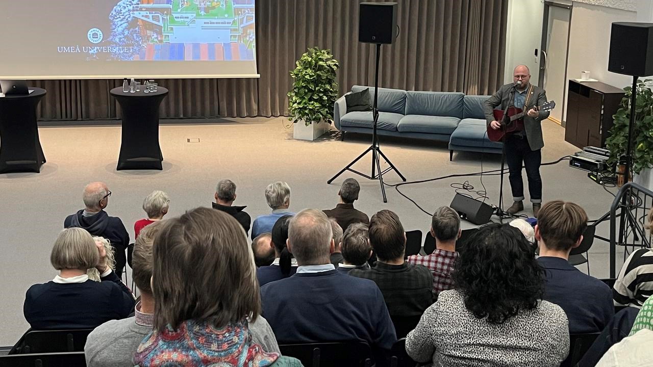 Viktor Krutrök uppträder