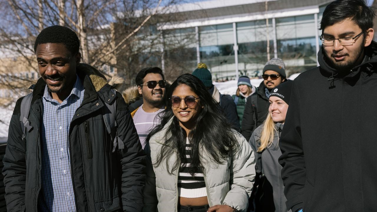 Internationella studenter utanf&ouml;r Lindellhallen.