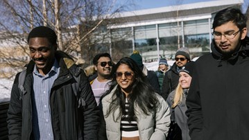 Internationella studenter utanför Lindellhallen.