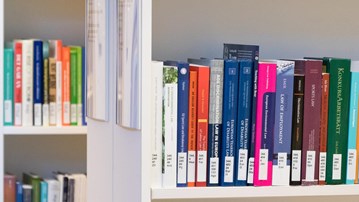 Bokhyllor i Studiesalen på UB