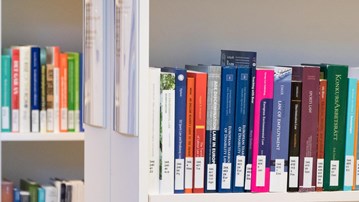 Bokhyllor i Studiesalen på UB