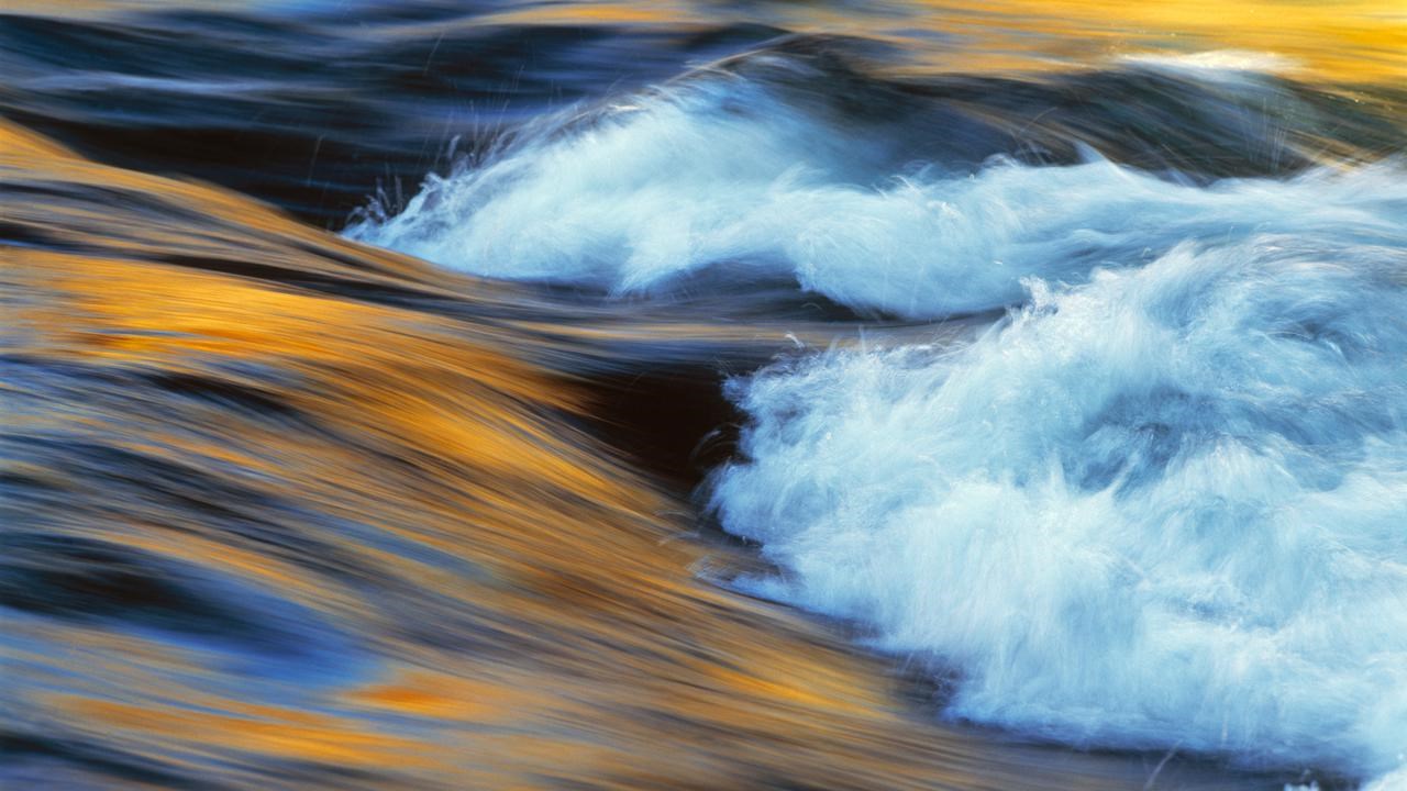 Bild p&aring; b&ouml;ljande hav och skummande v&aring;gor