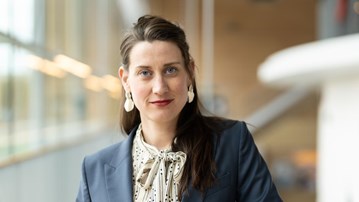 Porträtt av Johanna Jers lutandes mot ett räcke.