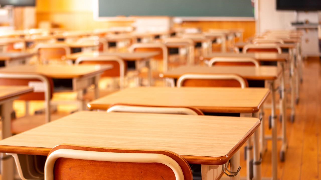 Klassrum med skolbänkar