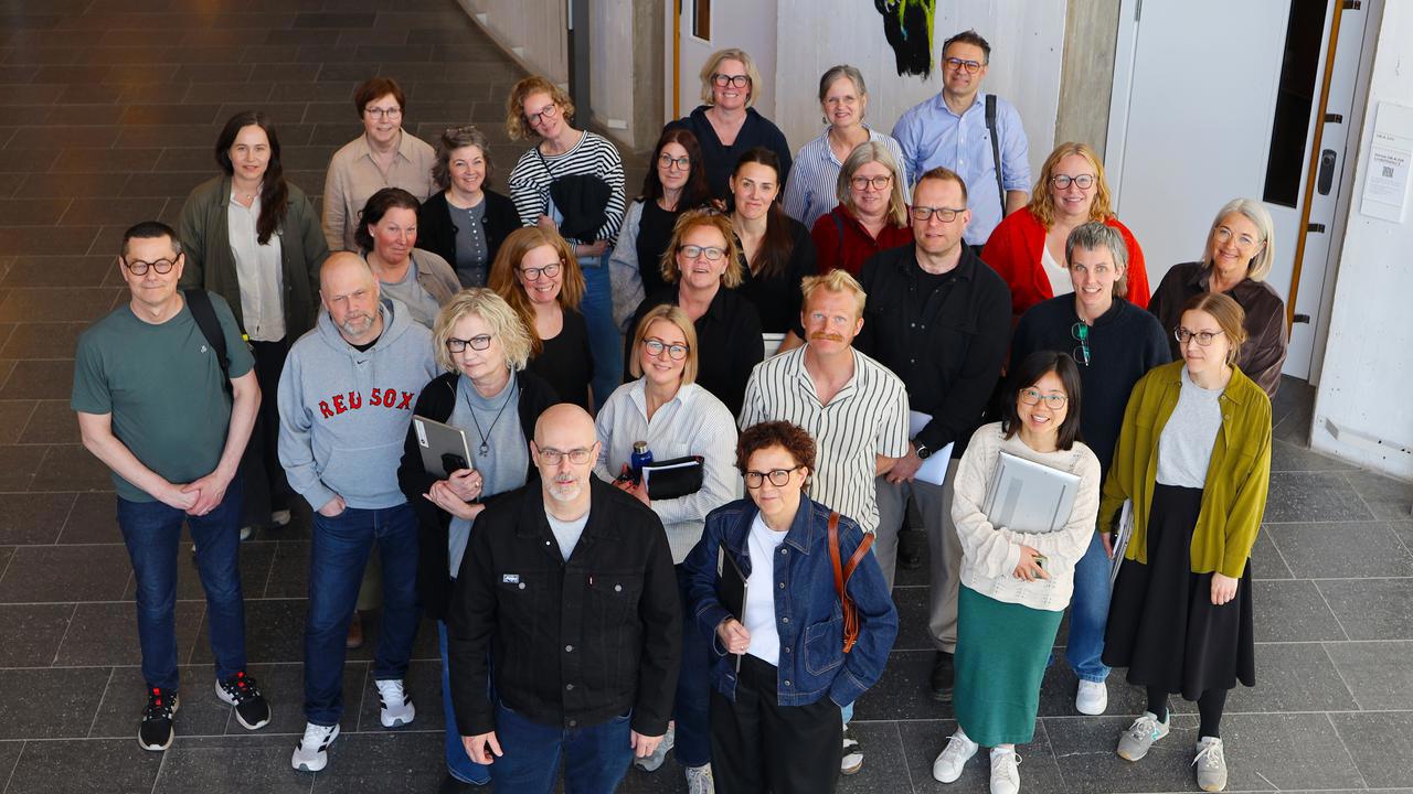 En grupp m&auml;nniskor som st&aring;r i Lindellhallen.