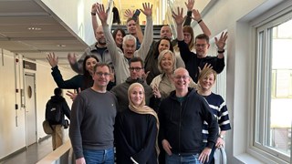 en grupp människor står i en trapp