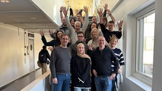 grupp människor glada i en trapp