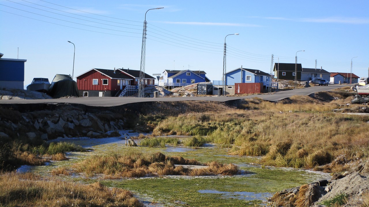 V&auml;g genom by d&auml;r marken r&auml;mnat.