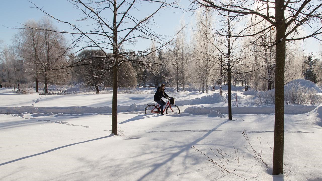 Bild på cyklist på vintercampus