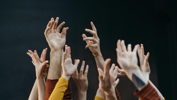 många händer i luften