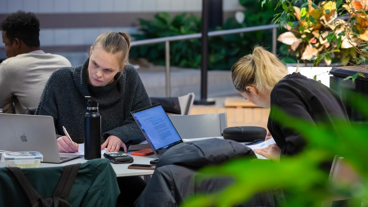 Studenter som grupparbetar i Teknikhuset.