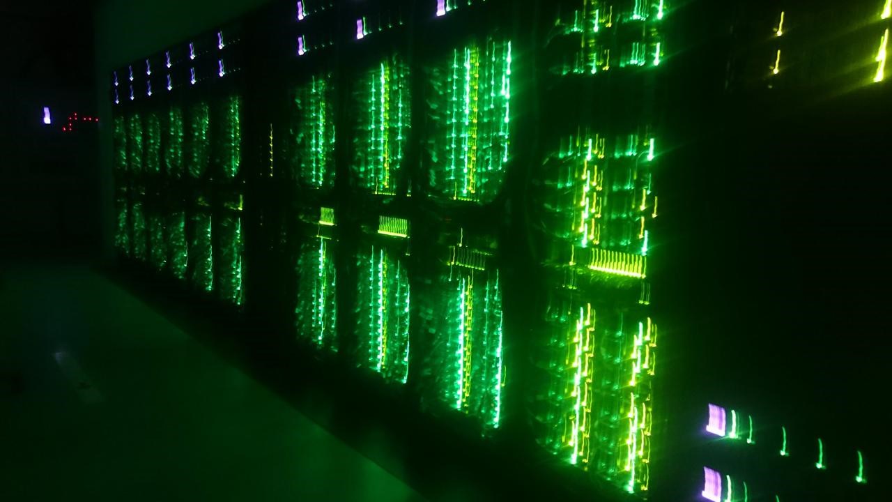 Superdatorn kebnekaise i ett grönt skimmer