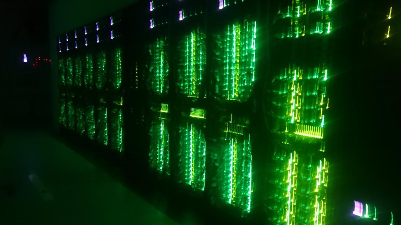 Superdatorn kebnekaise i ett grönt skimmer