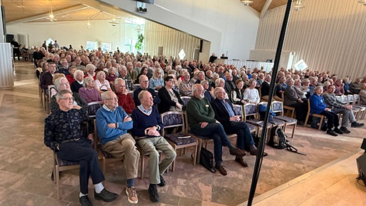 En grupp m&auml;nniskor som sitter i stolar i ett rum.