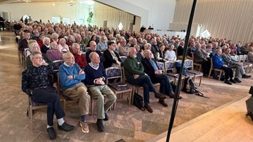 En grupp människor som sitter i stolar i ett rum.